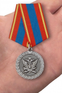 Медаль Ветеран уголовно-исполнительной системы в футляре из флока - вид на ладони