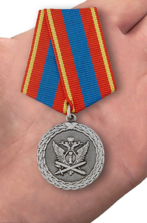 Медаль "Ветеран уголовно-исполнительной системы" - вид на ладони