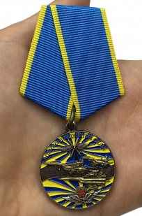 Медаль Ветеран ВВС на подставке - вид на ладони