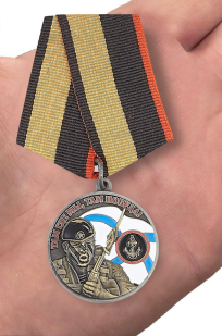 Медаль Ветерану Морской пехоты в футляре из флока с пластиковой крышкой - вид на ладони