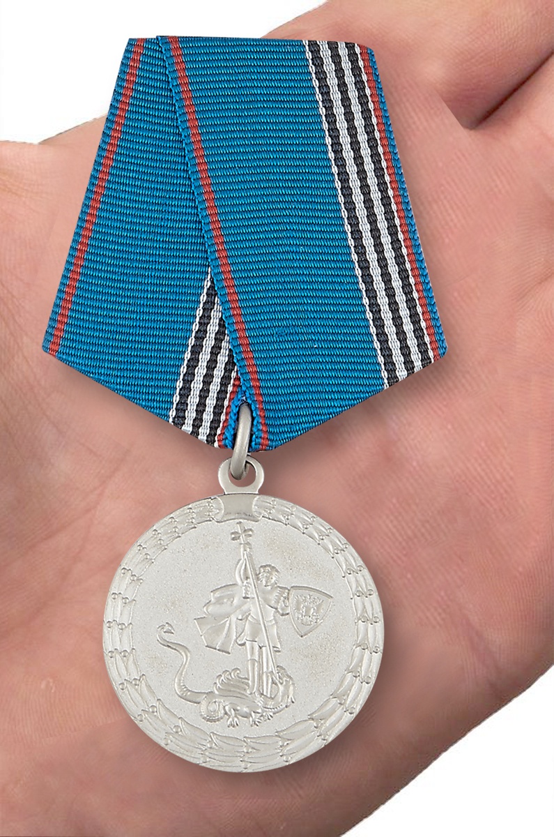Медаль "Ветерану МВД России" в нарядном футляре из флока – вид на ладони