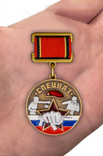 Медаль "Ветеран Спецназа" в футляре из борового флока с прозрачной крышкой - вид на ладони