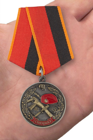 Медаль "Ветеран спецназа ВВ" в бархатистом футляре из флока - вид на ладони