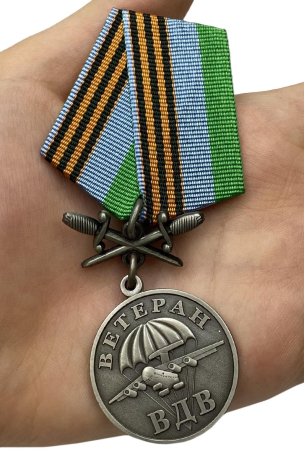 Медаль Ветерану ВДВ, с мечами - вид на ладони