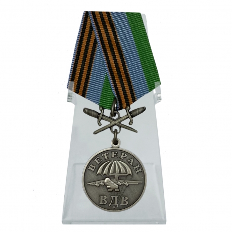 Медаль Ветерану ВДВ с мечами на подставке