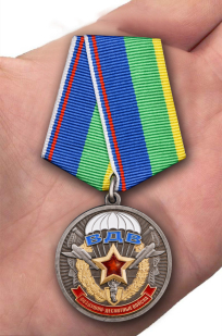 Медаль Ветерану ВДВ в футляре из флока с пластиковой крышкой - вид на ладони