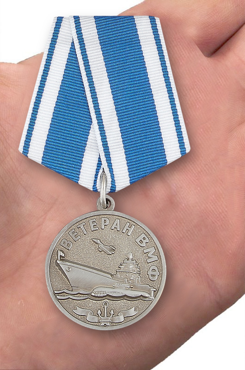 Медаль Ветерану ВМФ "За службу Отечеству на морях" в бархатистом футляре из флока с пластиковой крышкой - вид на ладони