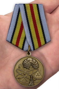 Медаль "Ветераны подразделений особого риска" - вид на ладони