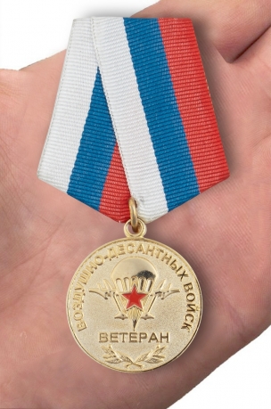 Медаль Ветеран ВДВ в бархатистом футляре из флока - вид на ладони