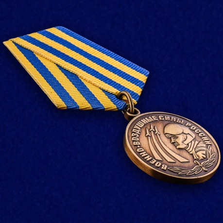 Медаль Военно-воздушные силы России в футляре из бархатистого флока - общий вид