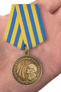 Медаль Военно-воздушные силы России в футляре из бархатистого флока - вид на ладони