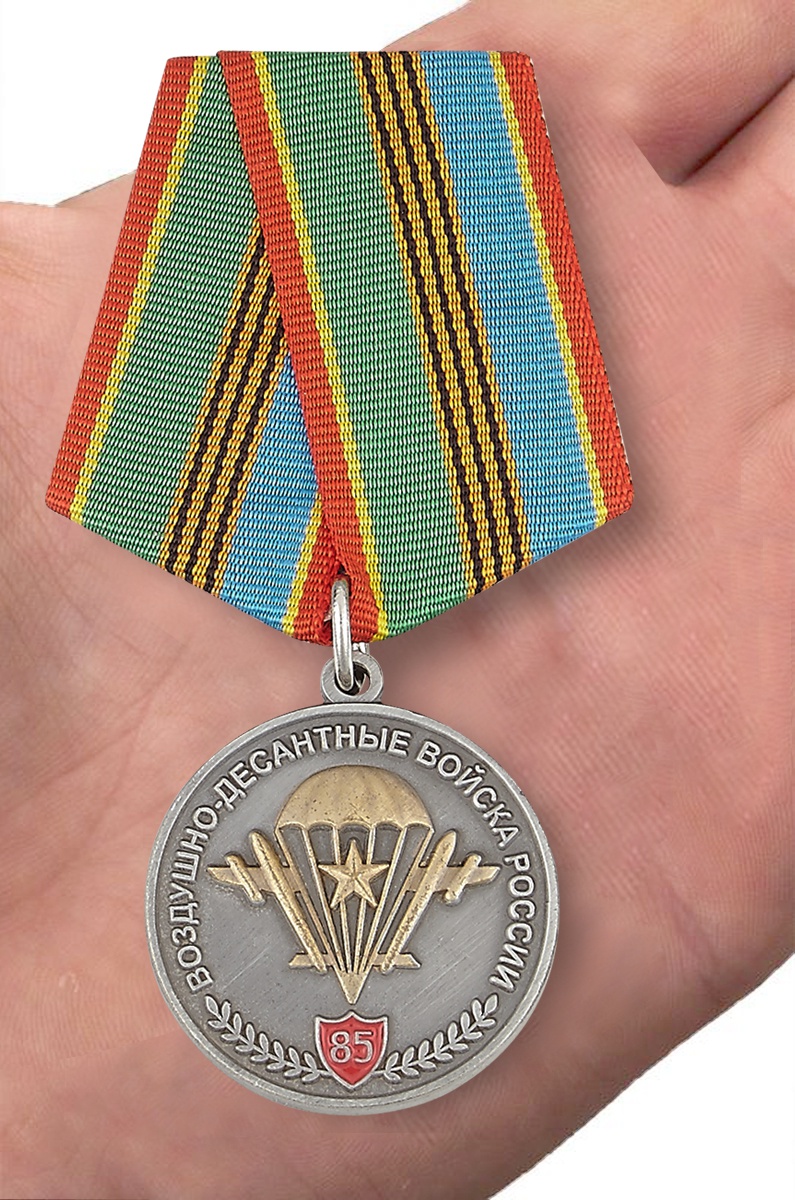 Медаль «Воздушно-десантные войска России» в футляре из флока с пластиковой крышкой – вид на ладони