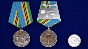 Медаль Воздушно-десантных войск на подставке - сравнительный вид