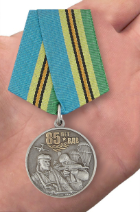 Медаль Воздушно-десантных войск на подставке - вид на ладони