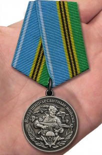 Медаль Воздушно-десантных войск Никто, кроме нас на подставке - вид на ладони