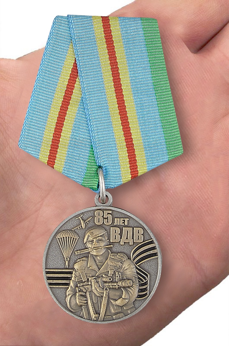 Медаль "Воздушный десант" в наградном футляре из флока – вид на ладони