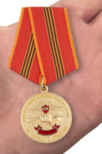 Медаль ВВ МВД РФ За службу в Спецназе в бархатистом футляре из флока - вид на ладони