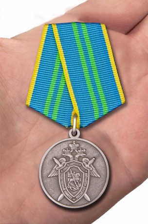 Медаль За безупречную службу 2 степени СК РФ в бархатистом футляре из флока с удостоверением в комплекте - вид на ладони