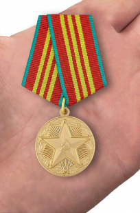 Медаль "За безупречную службу" КГБ 3 степени (муляж) - вид на ладони