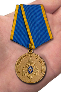 Медаль За безупречную службу МЧС на подставке - вид на ладони