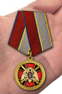 Медаль "За боевое отличие" Росгвардия в бордовом футляре с покрытием из бархатистого флока - вид на ладони