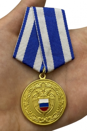 Медаль За боевое содружество ФСО РФ на подставке - вид на ладони