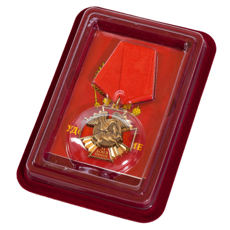Медаль за бои в Чечне" в наградном футляре с покрытием из бархатистого флока