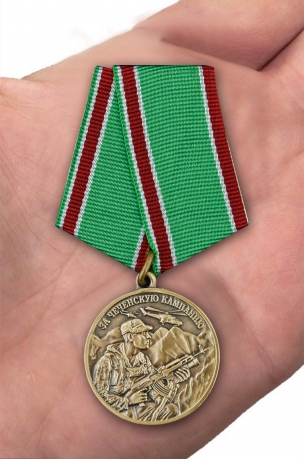 Медаль "За Чеченскую кампанию" Ветеран в футляре из флока темно-бордового цвета - вид на ладони