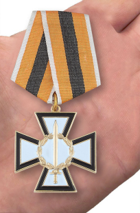 Медаль "За честь и верность" - вид на ладони