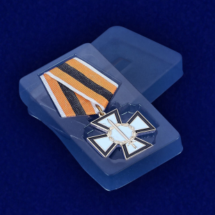 Медаль "За честь и верность" - вид в футляре