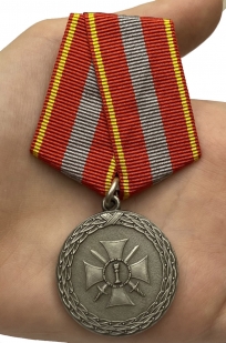 Медаль Министерства Юстиции За доблесть 1 степени - вид на ладони