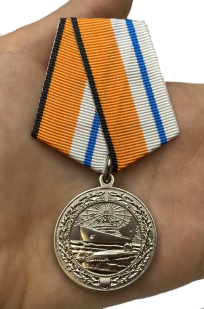 Медаль "За морские заслуги в Арктике" - вид на ладони