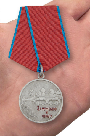 Медаль "За мужество и отвагу" (Антитеррор) - вид на руке