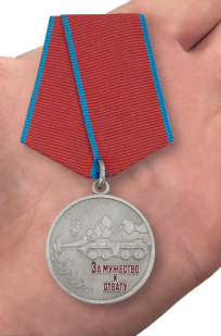 Медаль За мужество и отвагу в футляре с удостоверением - вид на ладони