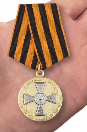 Медаль "За оборону Славянска" в футляре и бордового флока - вид на ладони
