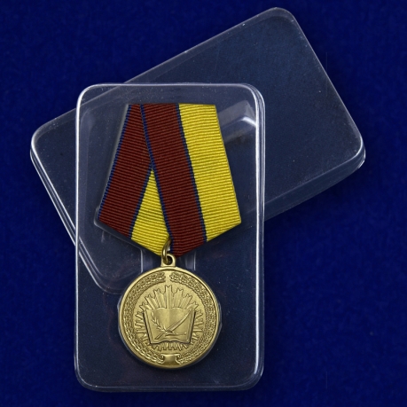 Медаль За особые достижения в учебе - в пластиковом футляре