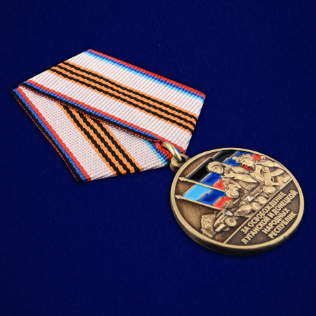 Медаль Z За освобождение Луганской и Донецкой народных республик на подставке