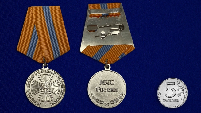 Медаль За отличие в ликвидации последствий ЧС на подставке - сравнительный вид