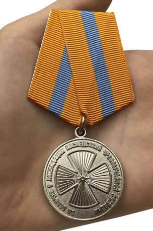 Медаль За отличие в ликвидации последствий ЧС на подставке - вид на ладони