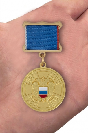 Медаль ФСО РФ За отличие в труде в бархатном футляре - Вид на ладони