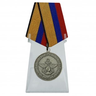 Медаль За отличие в учениях на подставке