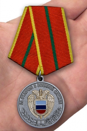 Медаль За отличие в военной службе ФСО 1 степени на подставке - вид на ладони