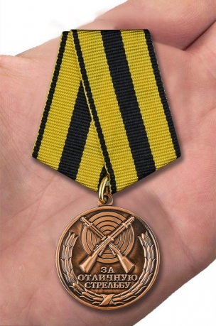 Медаль "За отличную стрельбу" в нарядном футляре из флока - вид на ладони