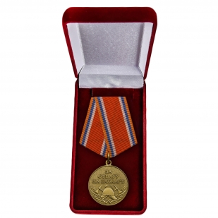 Медаль "За отвагу на пожаре" МЧС в футляре