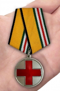 Медаль За помощь в бою МО РФ на подставке - вид на ладони