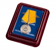 Медаль "За разминирование" МВД РФ в бархатистом футляре из флока