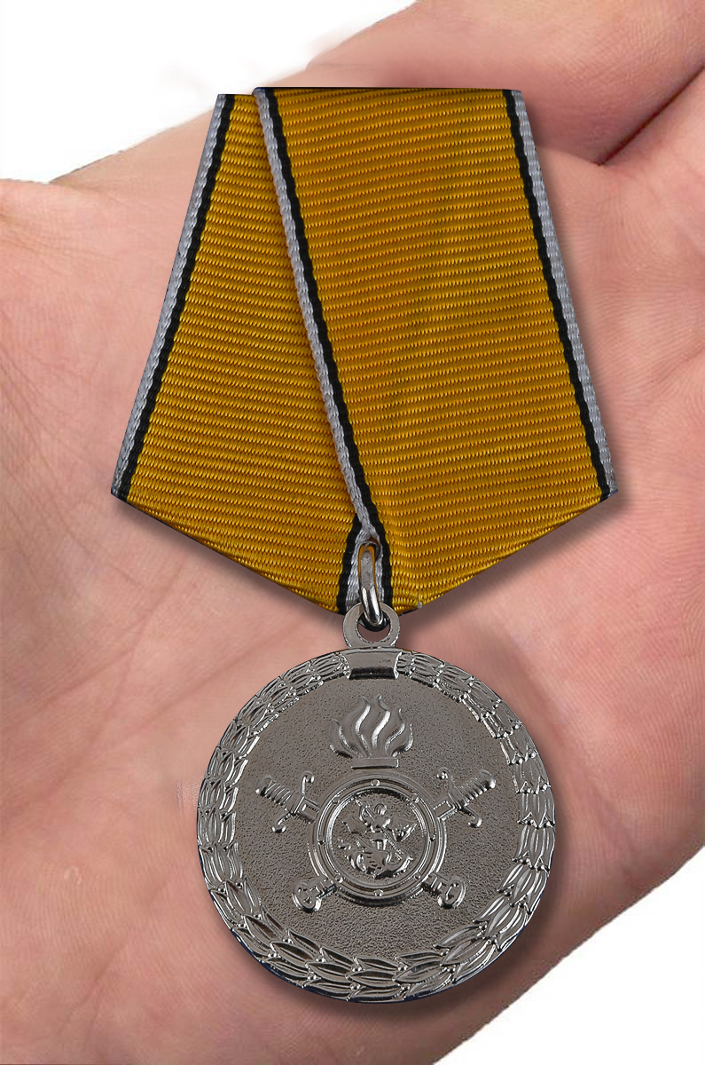 Медаль "За разминирование" МВД РФ в бархатистом футляре из флока – вид на ладони