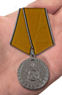 Медаль "За разминирование" МВД РФ в бархатистом футляре из флока - вид на ладони