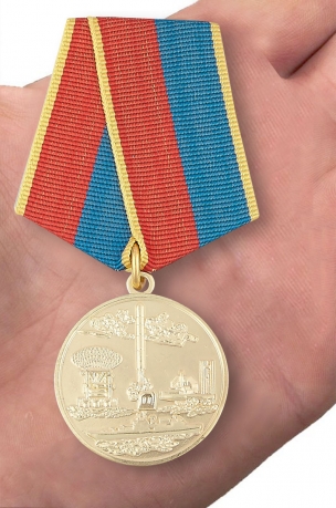 Медаль За разработку, внедрение и эксплуатацию систем вооружения - вид на ладони