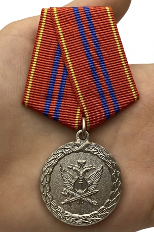 Медаль Министерства Юстиции За службу 2 степени - вид на ладони